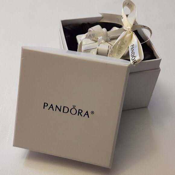 2016 Pandora Christmas Present Gift Tree Ornament with Box - Picture 1 of 5